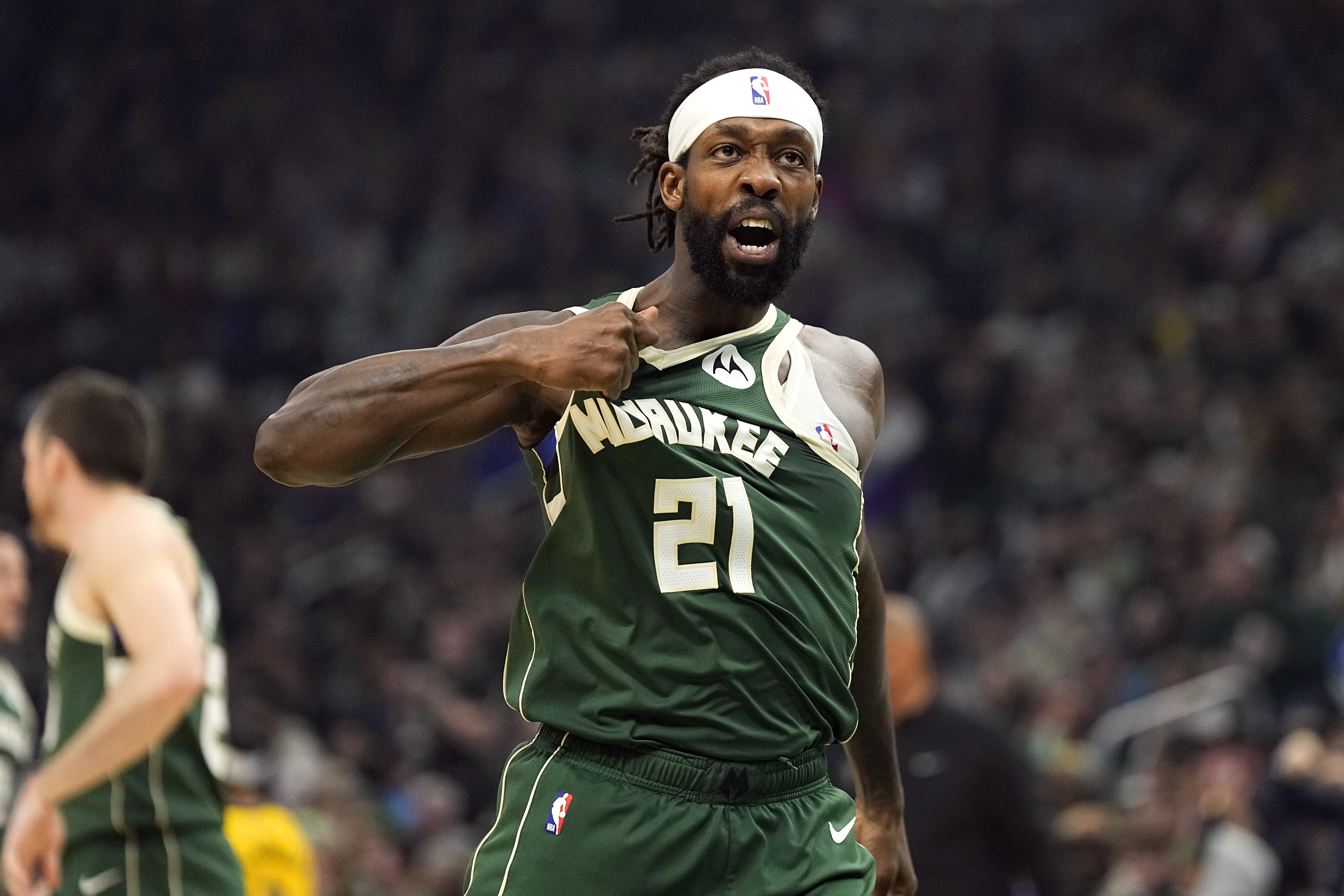 此前被NBA停薪禁賽4場(chǎng)！兩名步行者球迷起訴去年用球砸人的貝弗利